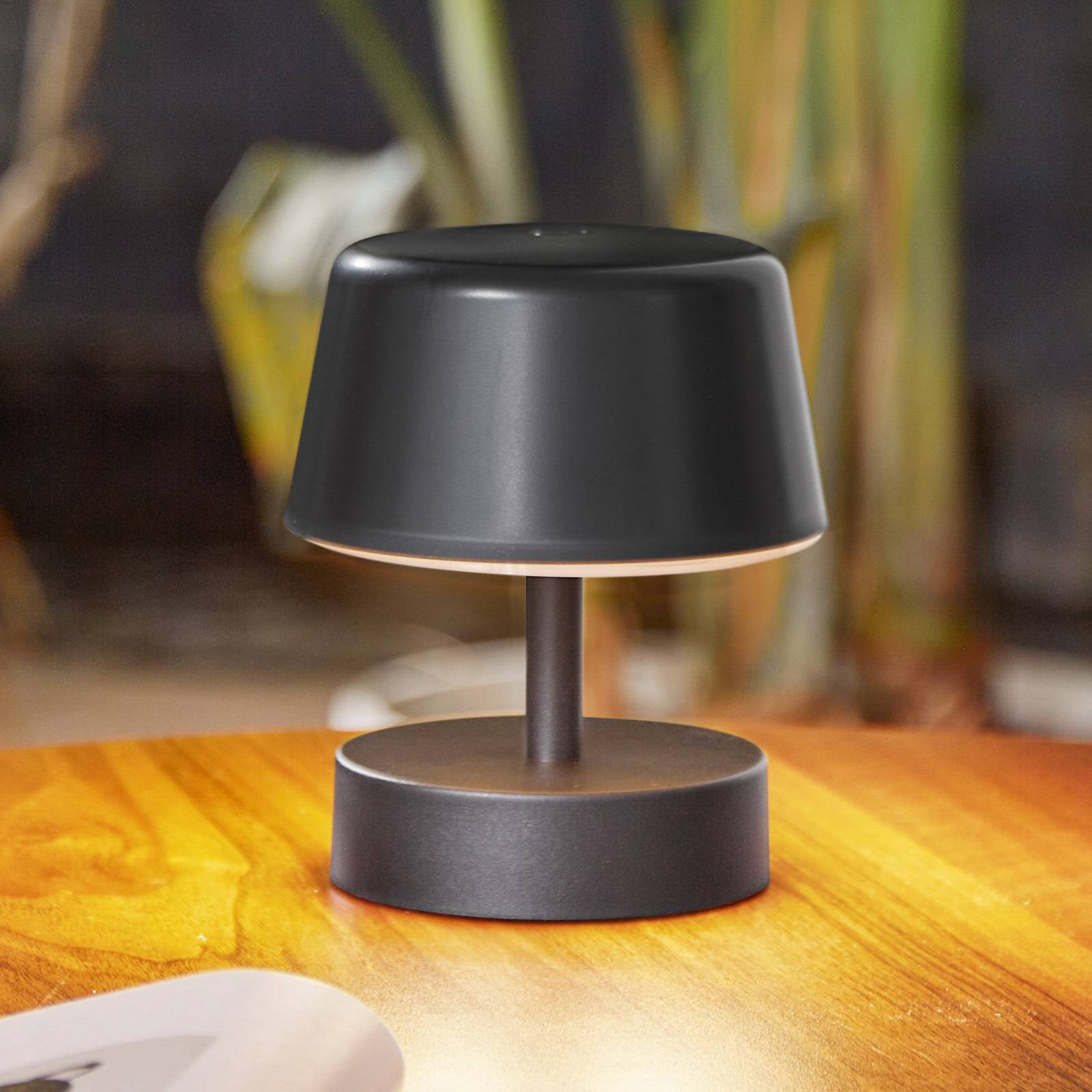 Lindby LED dobíjacia stolová lampa Nalani, Ø 11,3 cm, IP44, čierna