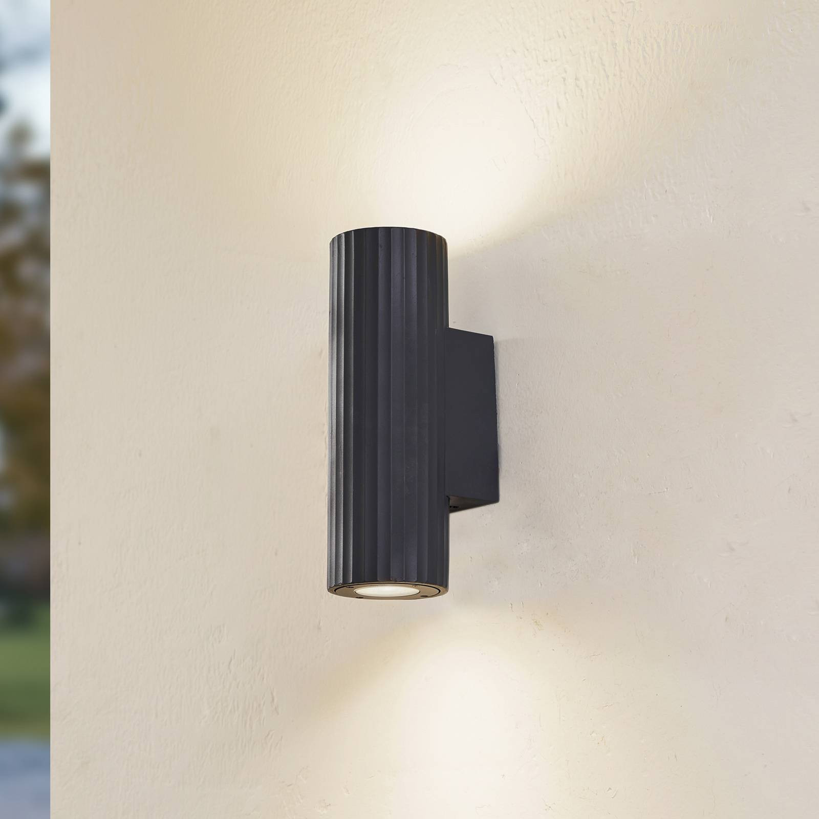 Vonkajšie nástenné svietidlo Lindby Christa, tmavosivá farba, betón, 25 cm