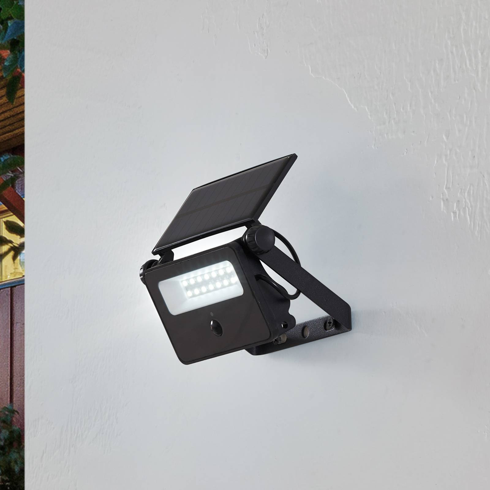 Lindby LED solárne nástenné svietidlo Rikard, čierna farba, nerezová oceľ
