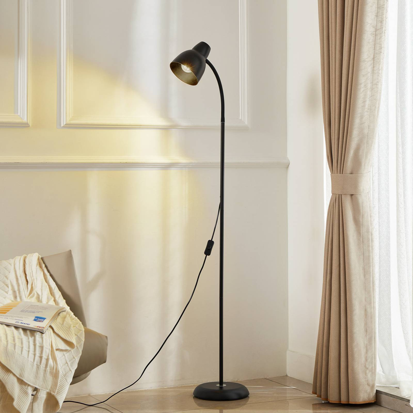 Stojacia lampa Lindby Tebbi, čierna, kov, výška 150 cm