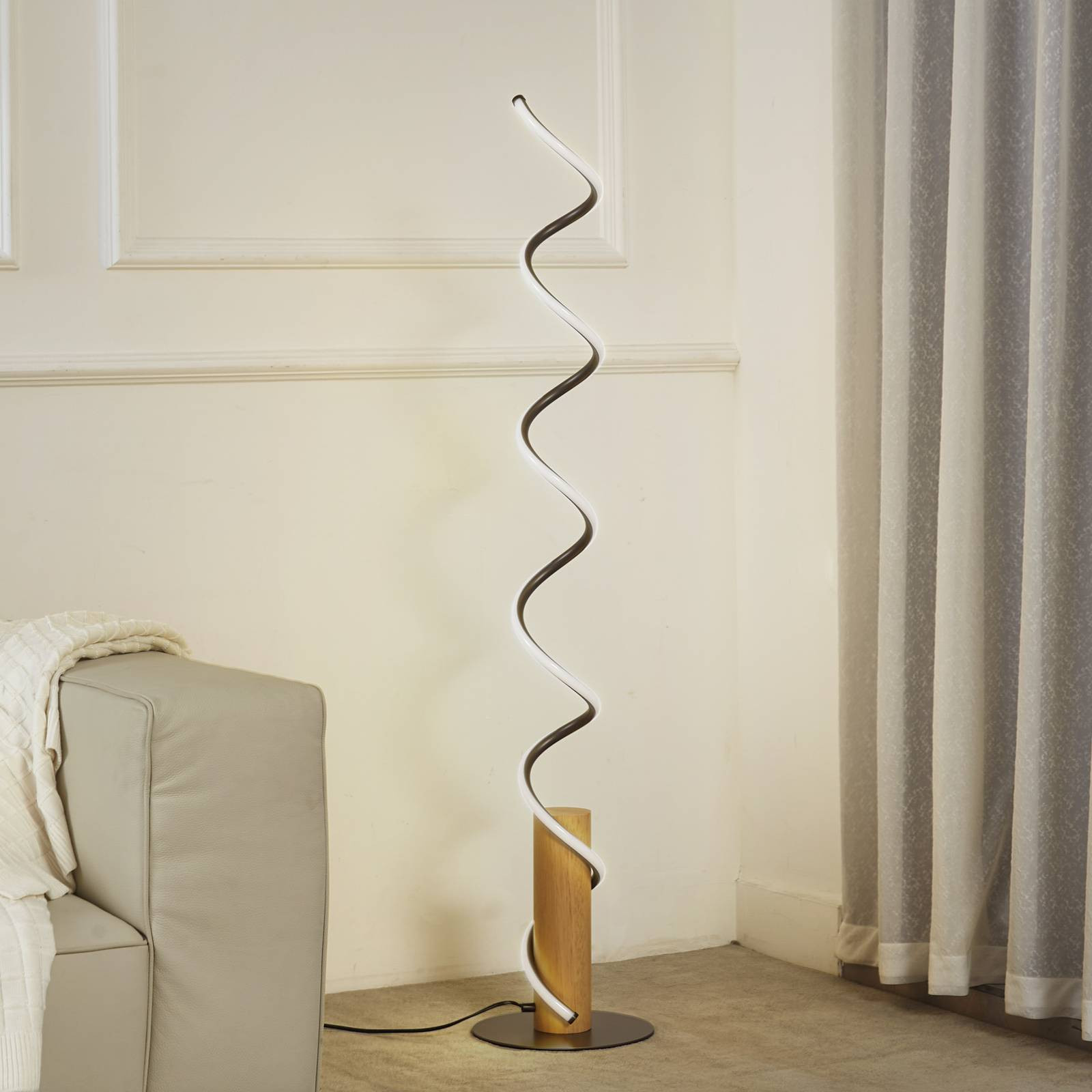 LED stojacia lampa Lindby Spiraali, sivá, drevo, výška 133 cm