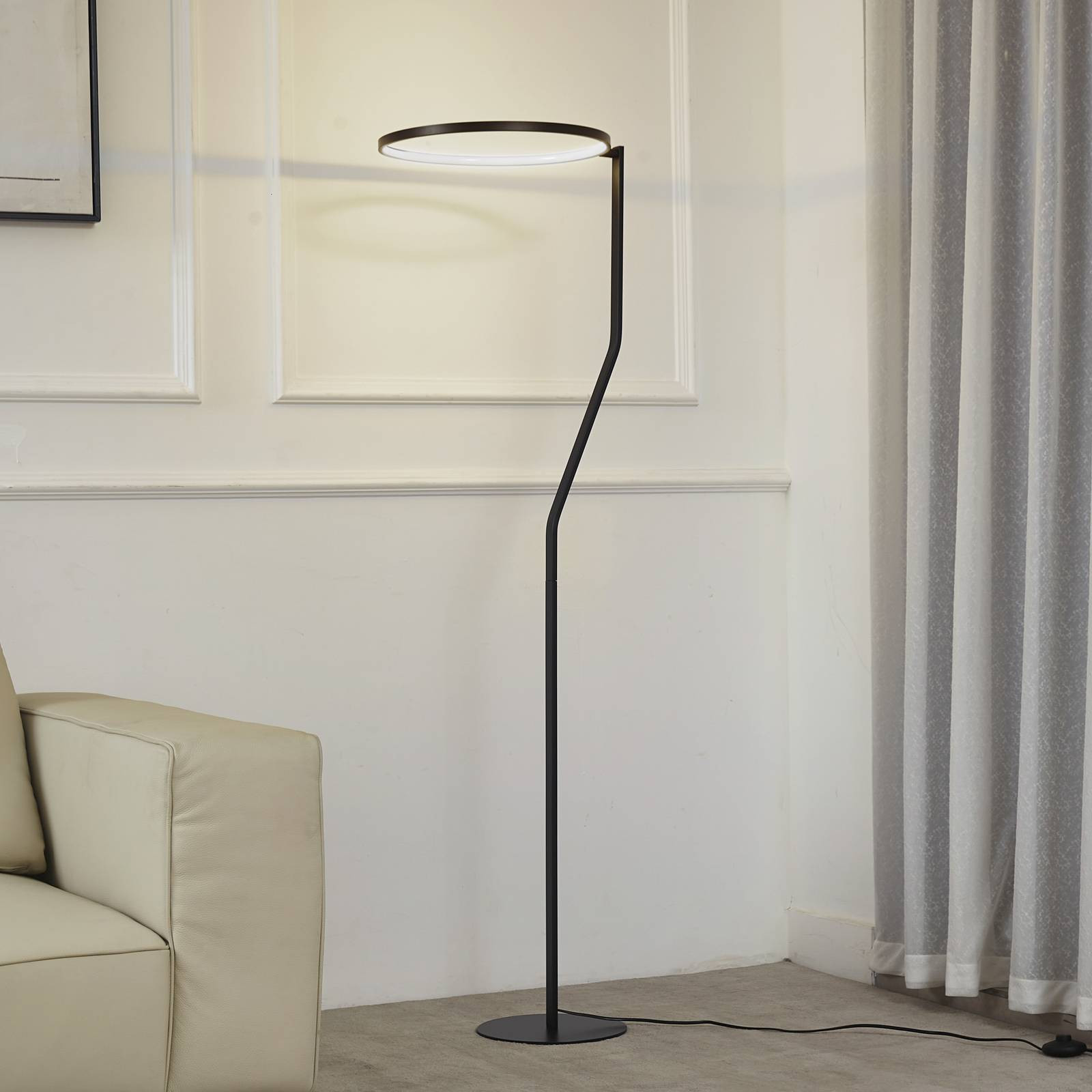 Lindby LED stojacia lampa Rayon, čierna, kov, výška 150,3 cm