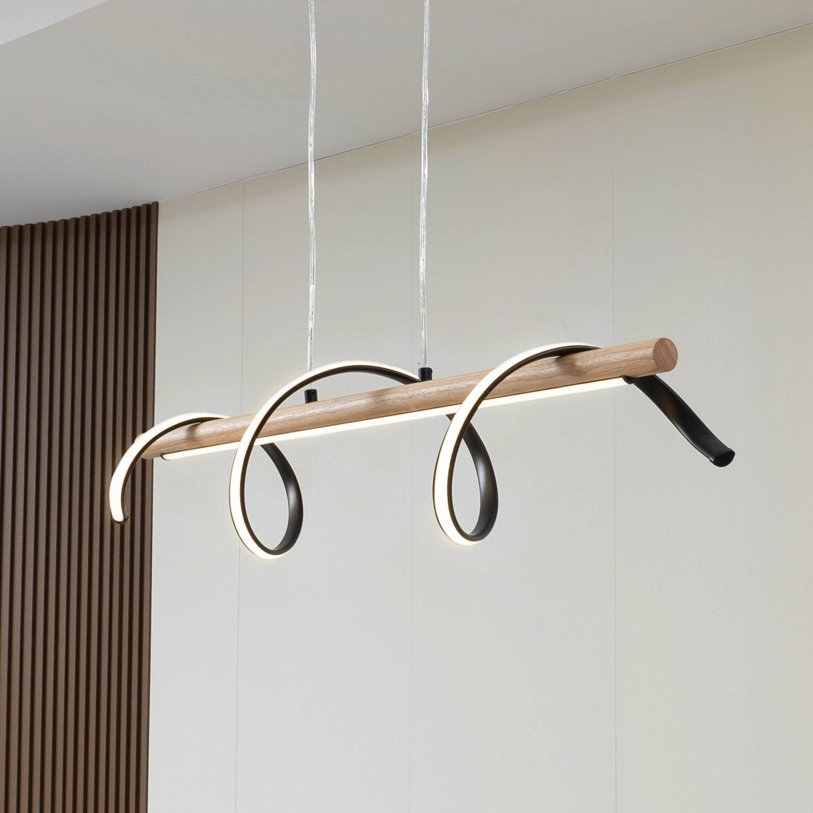 Lindby LED závesné svietidlo Spiraali, sivé, drevo, dĺžka 95 cm