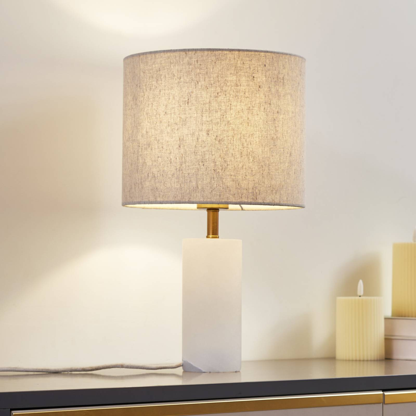 Stolná lampa Lindby alabaster, biela/béžová, Ø 25 cm, mramor