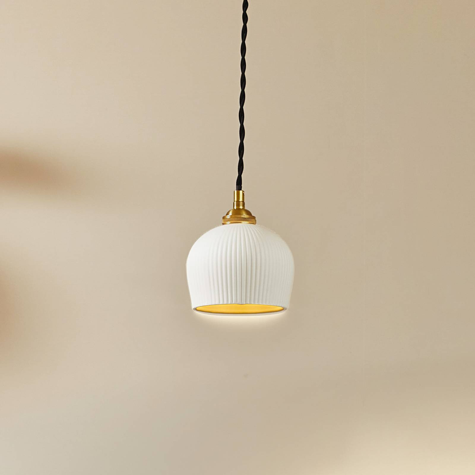 Závesné svetlo Lindby Nolane, Ø 11 cm, keramika, biela/mosadz