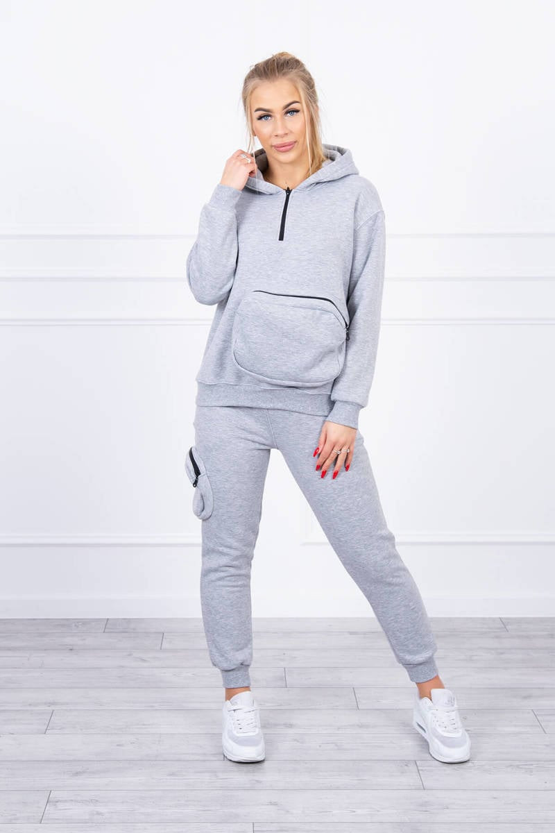 Insulated set with decorative pocket in gray color