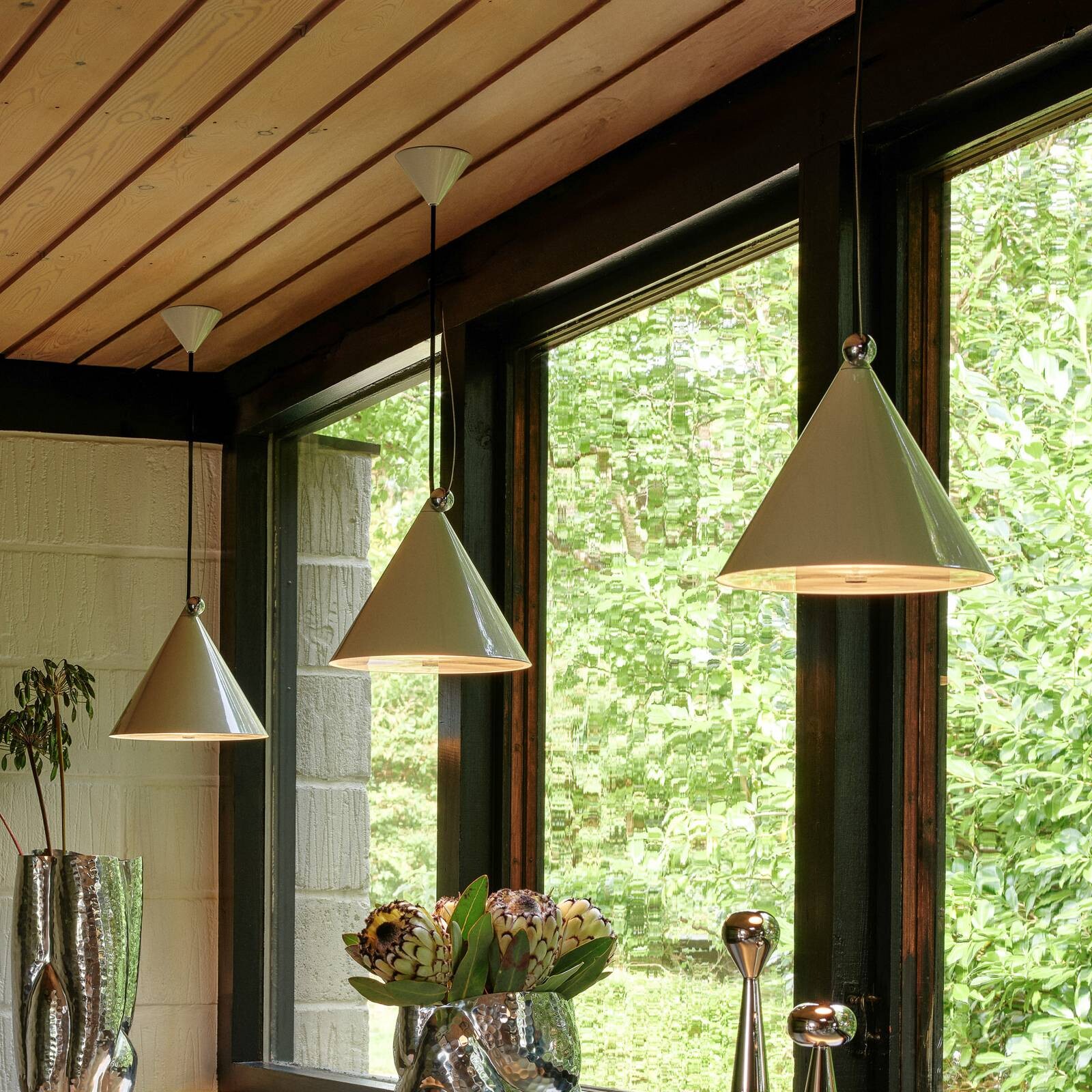 Tom Dixon LED závesné svietidlo Pose, šedo-béžová, Ø 25 cm oceľ stmievateľné